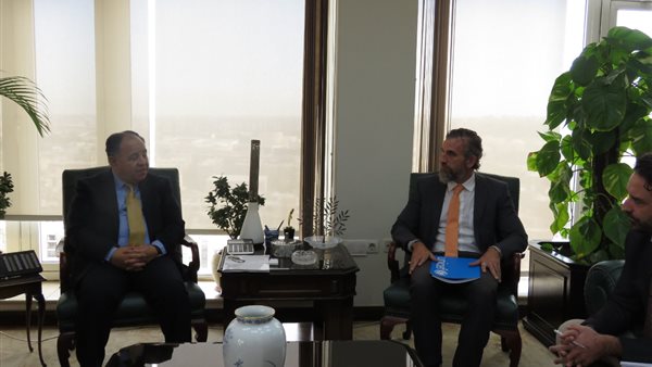 وزير المالية، وممثل