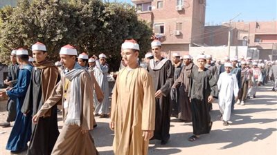 بـ عمامة الأزهر.. طلاب معهد الرحمانية بقنا يقدمون واجب العزاء في معلمهم | صور