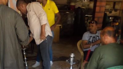 سكرتير عام قنا يقود حملة مفاجئة على المقاهي لمتابعة الإجراءات الاحترازية