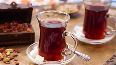 منها اضطرابات الجهاز الهضمي.. تعرف على أضرار الشاي الأسود