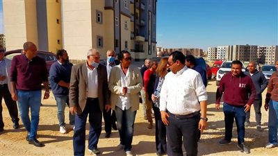 مسئولو الإسكان يتفقدون مشروعات حدائق أكتوبر