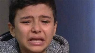 لرغبة زوجها الثاني.. أم تطرد ابنها في الشارع بعد وفاة والده | فيديوجراف