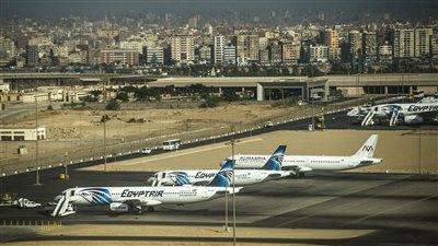 الطيران: تكثيف الإجراءات الاحترازية وعمليات التعقيم بمطار القاهرة لمواجهة فيروس كورونا ومتحوراته