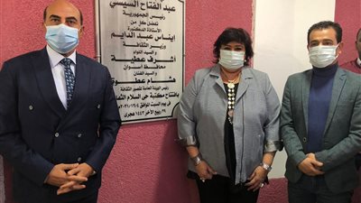 وزيرة الثقافة ومحافظ أسوان يفتتحان مكتبة حي السلام لمتضرري السيول | صور