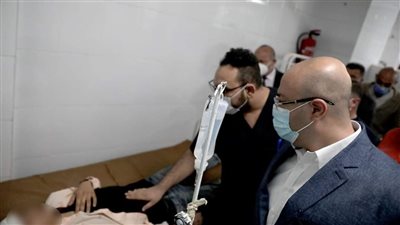 محافظ بني سويف يطمئن على الوضع الصحي لمصابي حادث انقلاب سيارة ميكروباص | صور