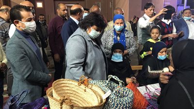 بحضور الوزيرة إيناس عبد الدايم.. القوافل الثقافية ترسم البهجة على وجوه متضرري السيول بأسوان | صور