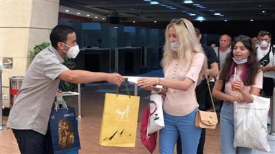 السياح الروس يثنون على سهولة الإجراءات بمطاري شرم الشيخ والغردقة 