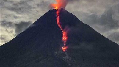 بركان يثور في إندونيسيا يؤدي إلى نزوح آلاف من السكان
