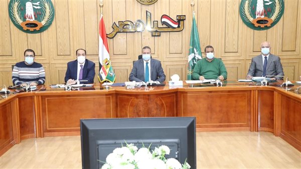 جانب من اجتماع محافظ