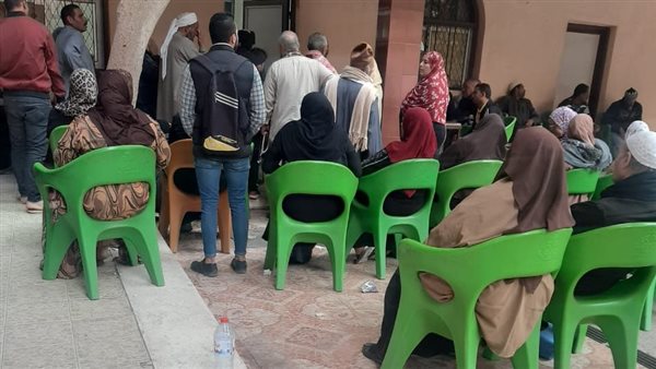 مواطنون ينتظرون اللقاح