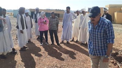 رئيس مدينة الشلاتين يتابع إزالة التراكمات الترابية من مخلفات السيول بقرية أبرق | صور