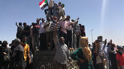 السيادي السوداني: إجراء الانتخابات العام المقبل.. وحمدوك: المظاهرات السلمية السلاح الأوحد لإنجاز مطالب الثورة