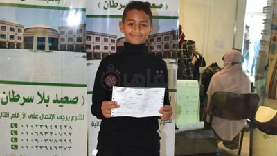 طفل يتبرع بمصروفه كصدقة جارية على روح جده لمرضى سرطان الأطفال في الأقصر