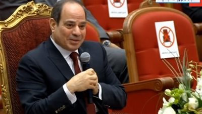 السيسي لفتاة من ذوي الهمم بعد تعرضها للتنمر: ماتزعليش هو مش فاهم