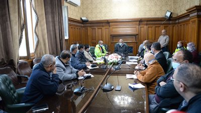 اجتماع القابضة لمياه الشرب مع شركتي المياه والصرف الصحي للتعامل مع الأمطار في الإسكندرية 