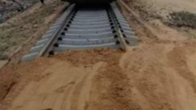 استقرب السكة.. الأمن يكشف تفاصيل توقف قطار بسبب رمال على القضبان بالإسكندرية