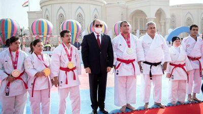 السيسي يتفقد الساحة الرياضية ويلتقي أعضاء أوركسترا النور والأمل| صور 