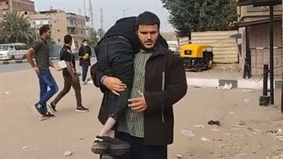 طالب كفيف يحمل صديقه المُعاق 5 طوابق بالغربية.. والأخير: نفسي في كرسي متحرك | بث مباشر