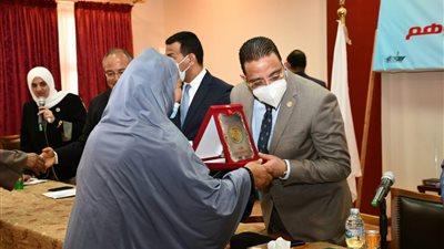 حولت قرية بلا بطالة ولُقبت بـ إيفلين الفيوم.. المحافظ يُكرم «منى» أشهر صانعة طواقي بالسنباط