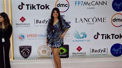 بفستان قصير.. دينا ترقص على ريد كاربت ختام القاهرة السينمائي