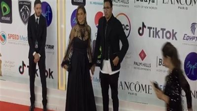 بإطلالة كلاسيكية.. نيللي كريم وزوجها هشام عاشور على ريد كاربت حفل ختام القاهرة السينمائي