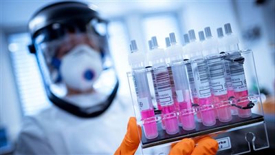 بريطانيا تسجل 100 حالة جديدة بمتحور أوميكرون