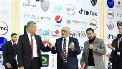 لقطات كوميدية للفنان عبد الرحمن أبو زهرة على ريد كاربت ختام القاهرة السينمائي