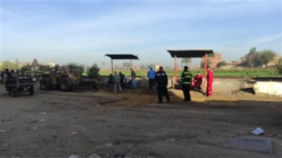 عودة حركة قطارات بنها - منوف بعد إصلاح خط غاز بالقرب من القضبان| صور