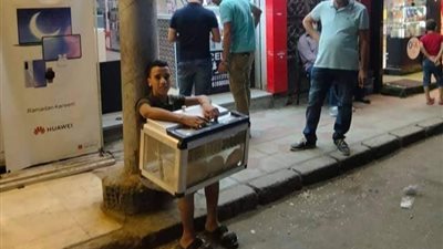 طالب صباحًا وبياع فريسكا ليلا.. عبد الرحيم يبحث عن لقمة حلال في شوارع سوهاج