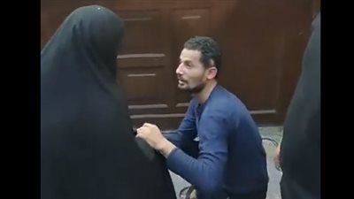 بث مباشر | قبل النطق بالحكم سفاح الإسماعيلية يقبل قدم والدته أمام المحكمة.. والأم: ابني مظلوم