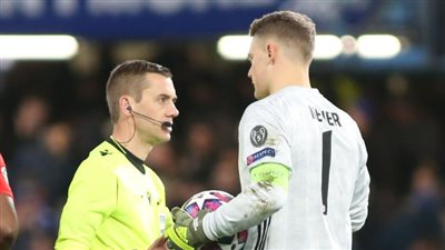  أوفيديو هايجان حكمًا لـ مباراة بايرن ميونخ وبرشلونة في دوري أبطال أوروبا