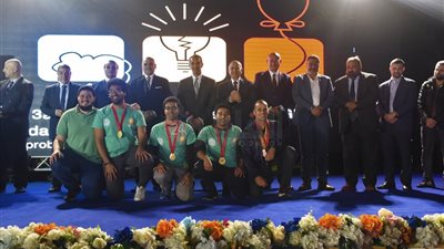 وزير الاتصالات يكرم الفرق الفائزة في البطولة الإفريقية العربية للبرمجيات بالأقصر