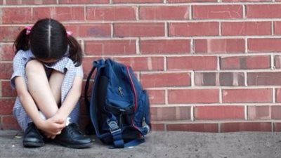 أخصائي طب نفسي يوضح حدود التعلق الطبيعي والزائد بين الطفل والأهل | فيديو