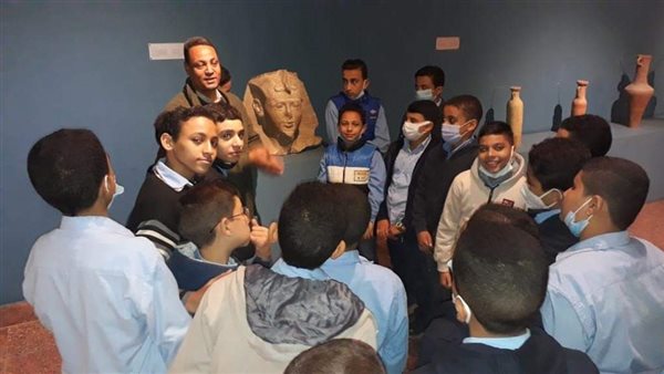 طلاب المدارس داخل