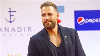 نيقولا معوض عن مشهد القبلة في مسلسل الثمن: مبسوط وخدم العمل.. والمنصات تسمح بالجرأة أكثر