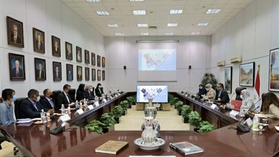 خالد العناني يعقد اجتماعًا لمناقشة ملف السياحة المستدامة واستعدادات استضافة كوب 27