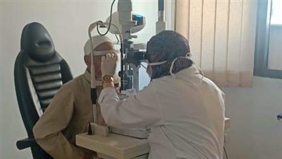 قوافل علاجية بالواحات البحرية.. وتسليم 76 نظارة طبية ضمن مبادرة عينك في عنينا