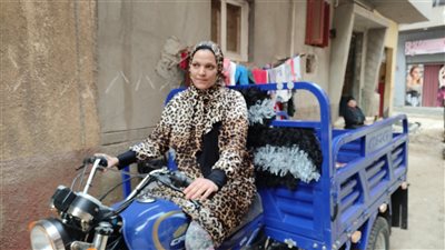 الست الجدعة رزق.. سيدة تقود تروسيكل لعلاج ابنها ومساعدة زوجها عامل اليومية بالمنوفية