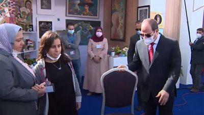 موسى عن تعامل السيسي مع ذوي الهمم: تلقائي ومتواضع وأحضر كرسي لإحدى الفتيات كي تستريح | فيديو