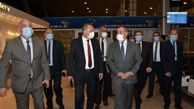 وزير الطيران يثني على أداء العاملين خلال تفقده مطار الغردقة | صور