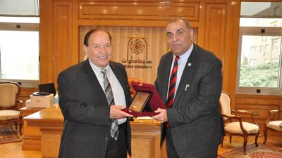 رئيس جامعة حلوان يبحث سبل التعاون المشترك مع جامعة السلام الدولية في ليبيا