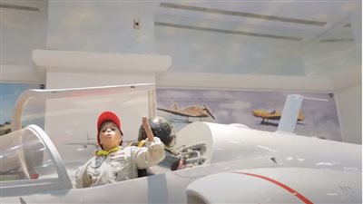 السيسي يفي بوعده.. الأطفال المشاركون باحتفالية قادرون باختلاف يركبون طائرة عسكرية