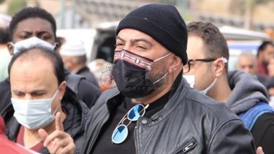 بنظرات الحزن والوداع.. مجدي الهواري يحمل نعش شقيقه إلى مثواه الأخير