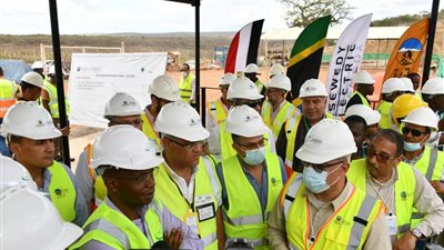 وزير الإسكان ووزير الطاقة التنزاني يتفقدان سير العمل بمشروع سد ومحطة جوليوس نيريري