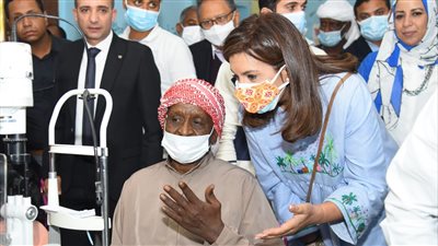 وزيرة الهجرة تطلع على آليات تقديم الخدمات الطبية بقرية المضيق في نصر النوبة بأسوان