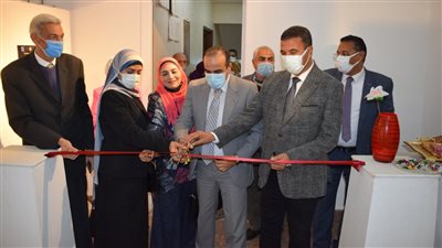 قيادات محافظة المنيا يفتتحون معرض تجليات معاصرة للأشغال الفنية| صور
