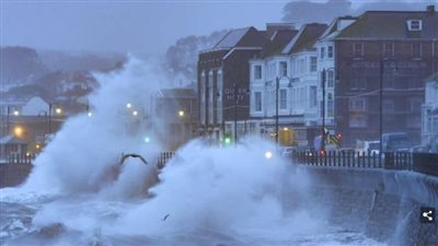 موج البحر يبتلع شواطئ في بريطانيا و500 منزل دون كهرباء | صور