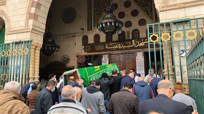 وصول جثمان شقيق المخرج مجدي الهواري إلى مسجد السيدة نفيسة
