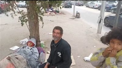 بث مباشر| صاحب الشقة طردنا.. أب وأولاده يعيشون على الرصيف في حضن الكلاب بالمعادي