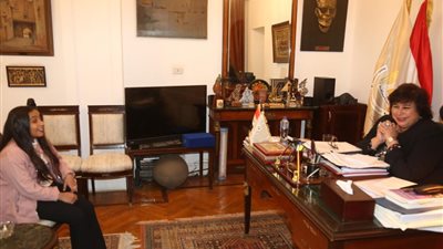 قادرون باختلاف.. إيناس عبدالدايم تستقبل الطفلة ملك محمد لتباشر مهام وزيرة الثقافة ليوم واحد